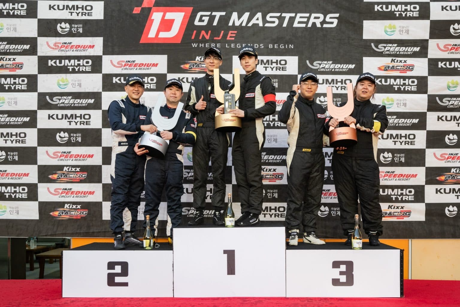 마스터즈3에서 4연승에 성공한 봉좌레이싱의 정시현, 이재용(가운데)