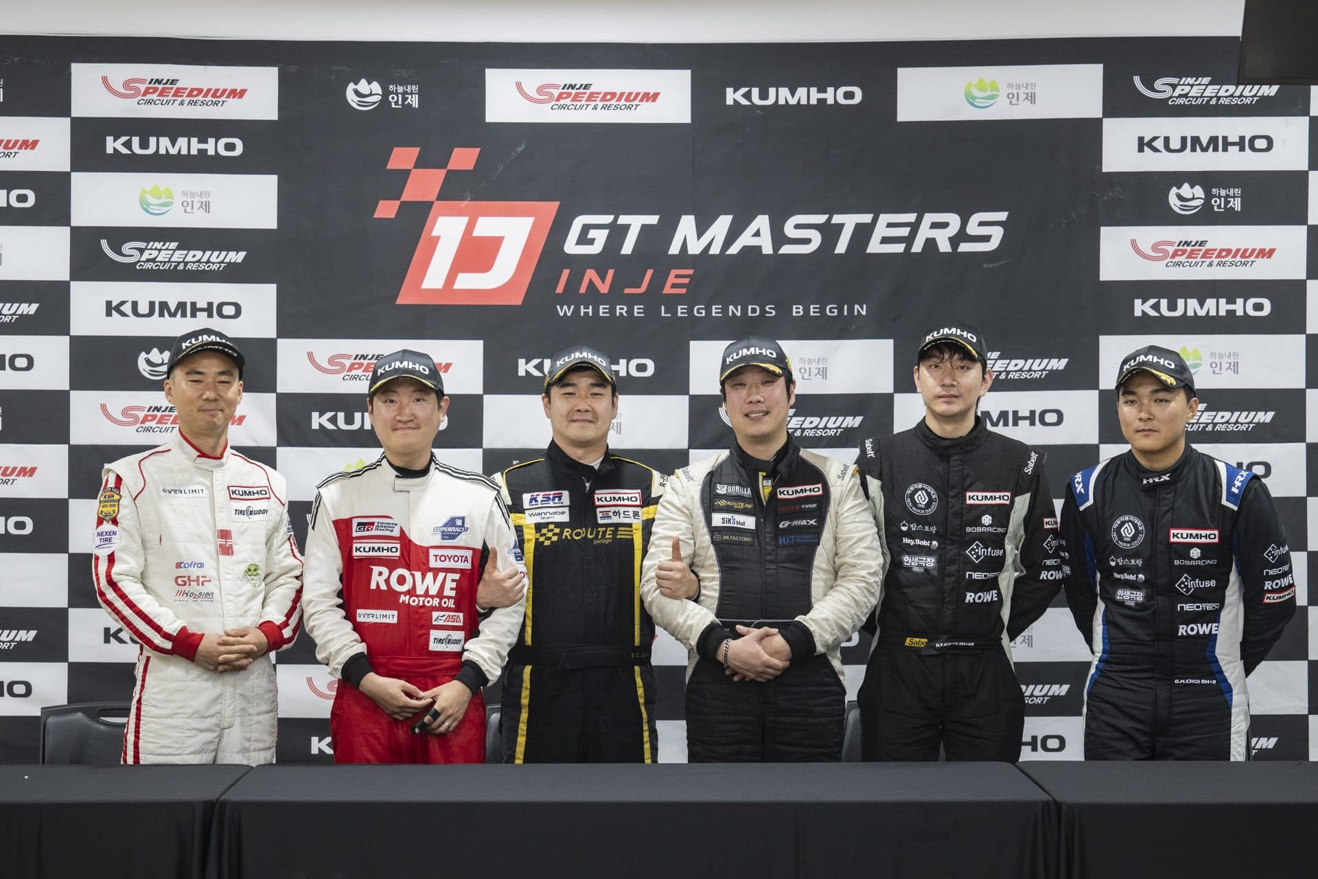 2라운드 기자회견에 참석한 2위 김태환·이인용(오버리미트, 맨 왼쪽부터), 1위 김요셉·지인호(팀루트개러지), 3위 최근환·권도윤(B.O.B RACING X 아주자동차대학교)
