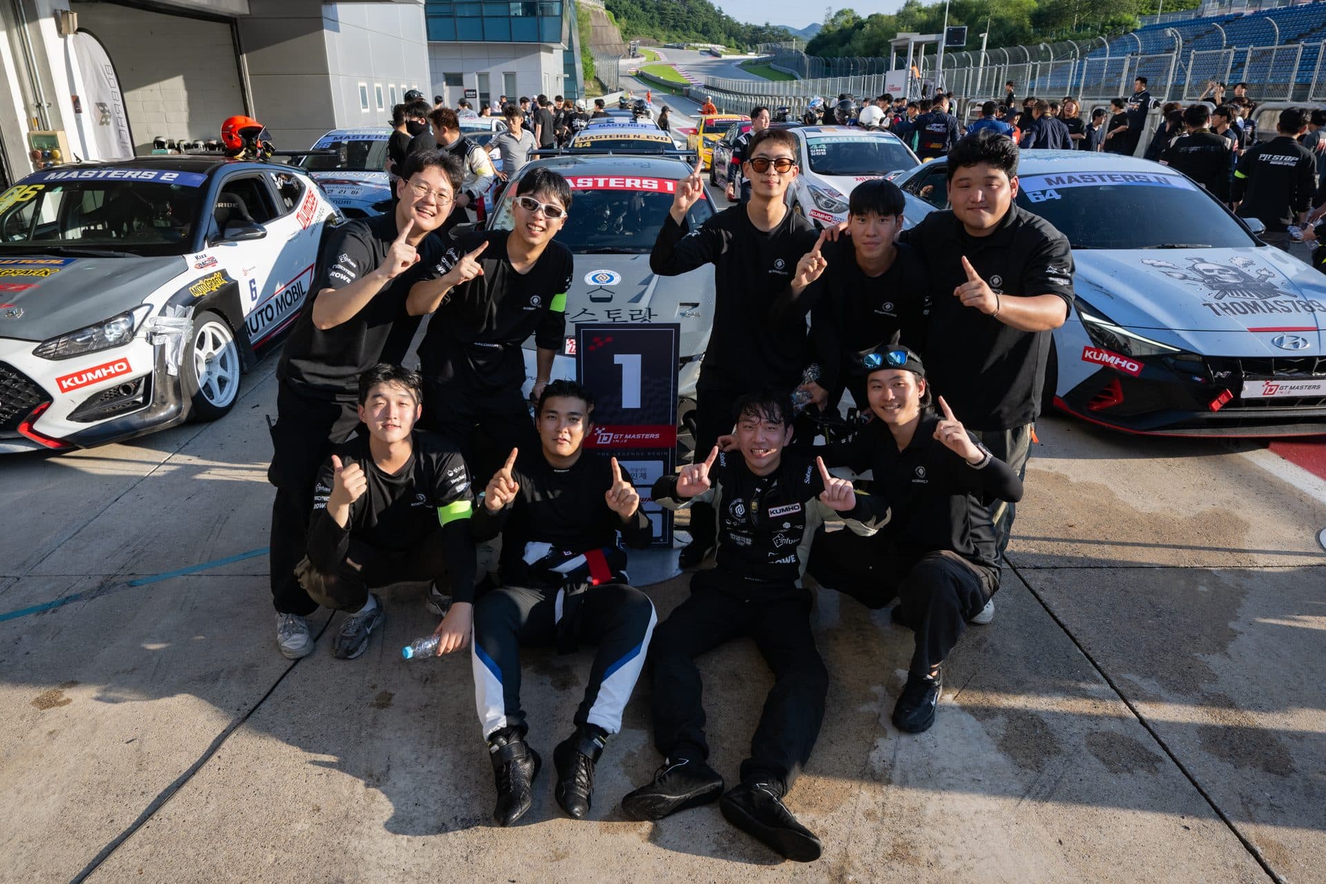 최근환·권도윤 조(B.O.B RACING X 아주자동차대학교)가 크루원들과 단체 사진을 찍고 있다